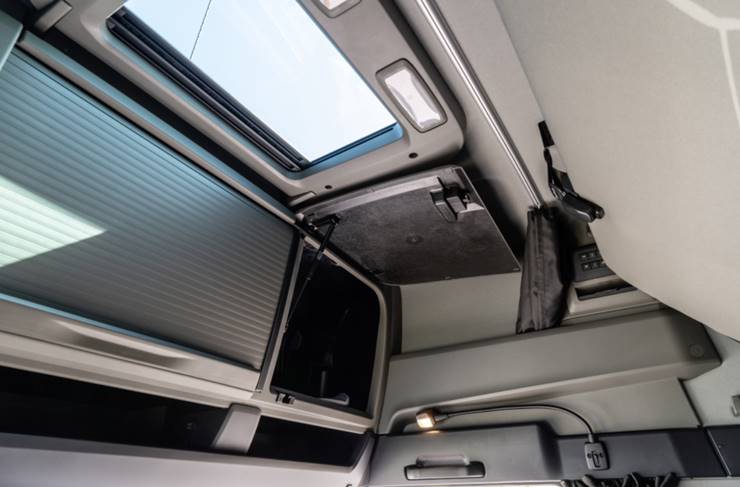 man tgx 2021 interior detalhe armários e teto solar