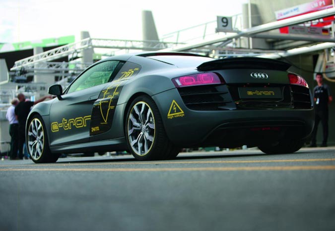 audi r8 e tron traseira