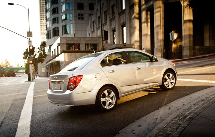 chevrolet sonic sedan traseira