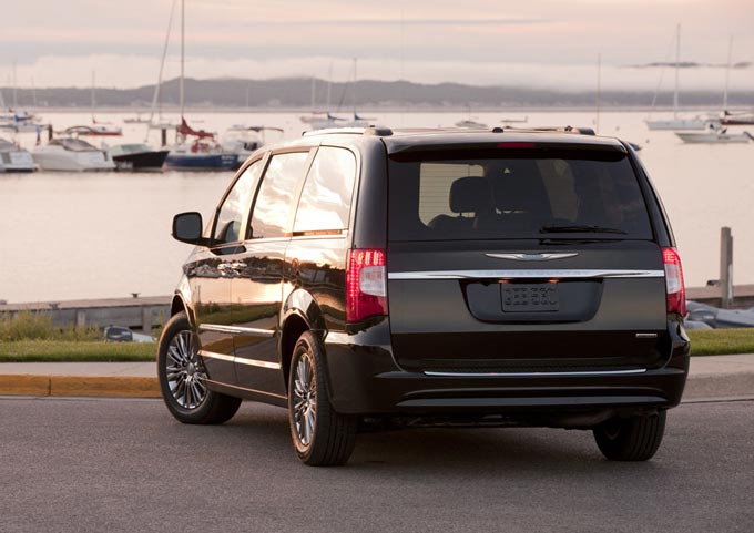 chrysler town & country 2011