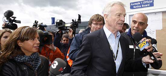  max mosley cercado por reporteres no circuito de silverstone