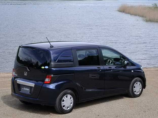 honda freed spike rear view