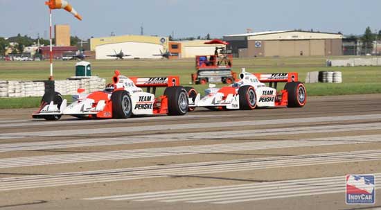 helio castroneves em disputa de posição com seu companheiro de equipe ryan briscoe