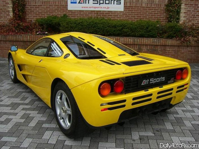 mclaren f1 1996 amarelo traseira