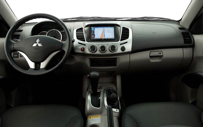 mitsubishi l200 triton 2011 interior painel