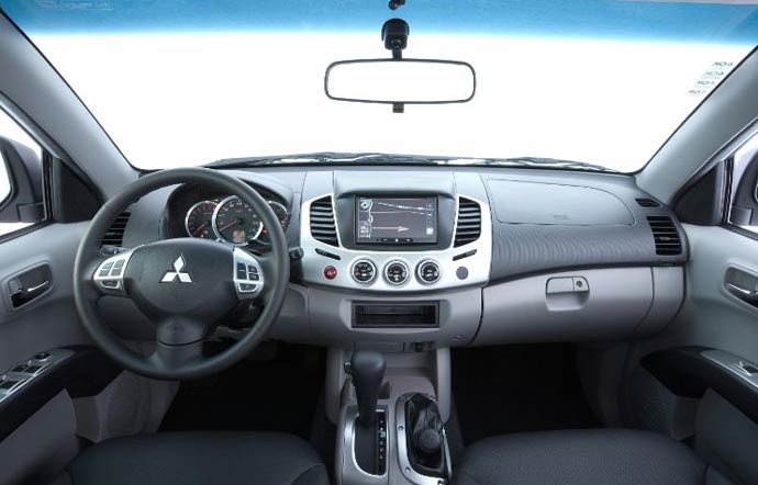 mitsubishi l200 triton xb interior