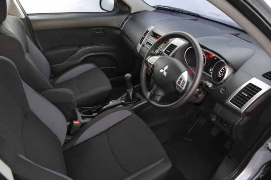 interior mitsubishi outlander 2010