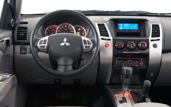 interior pajero dakar