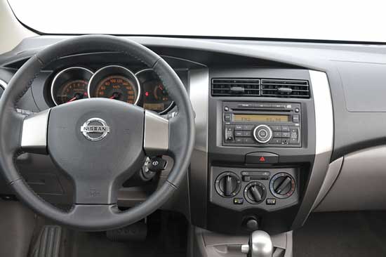 interior nissan livina