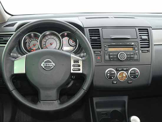 interior do nissan tiida flex