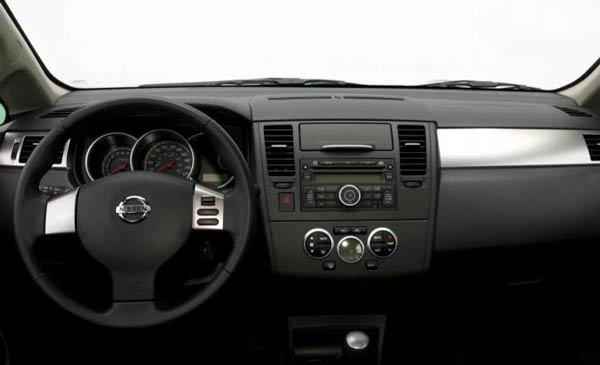 interior nissan tiida 2010