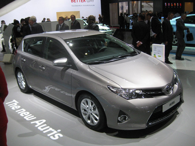 novo toyota auris 2013