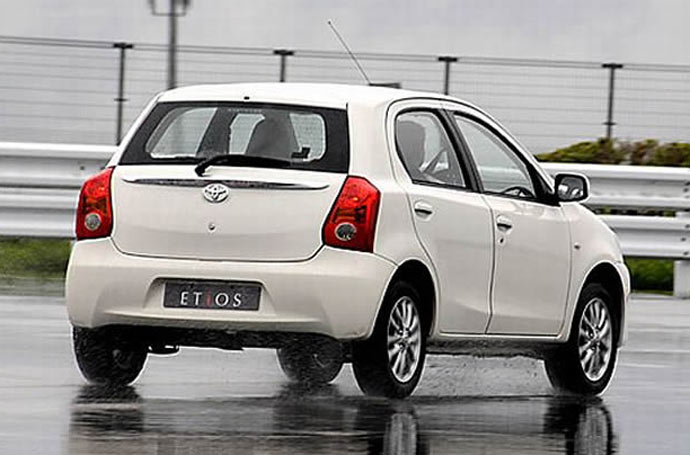 toyota etios liva hatch traseira