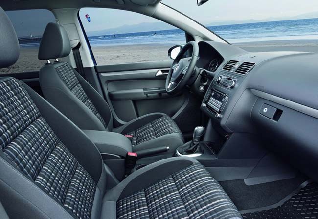 interior volkswagen crosstouran 2011