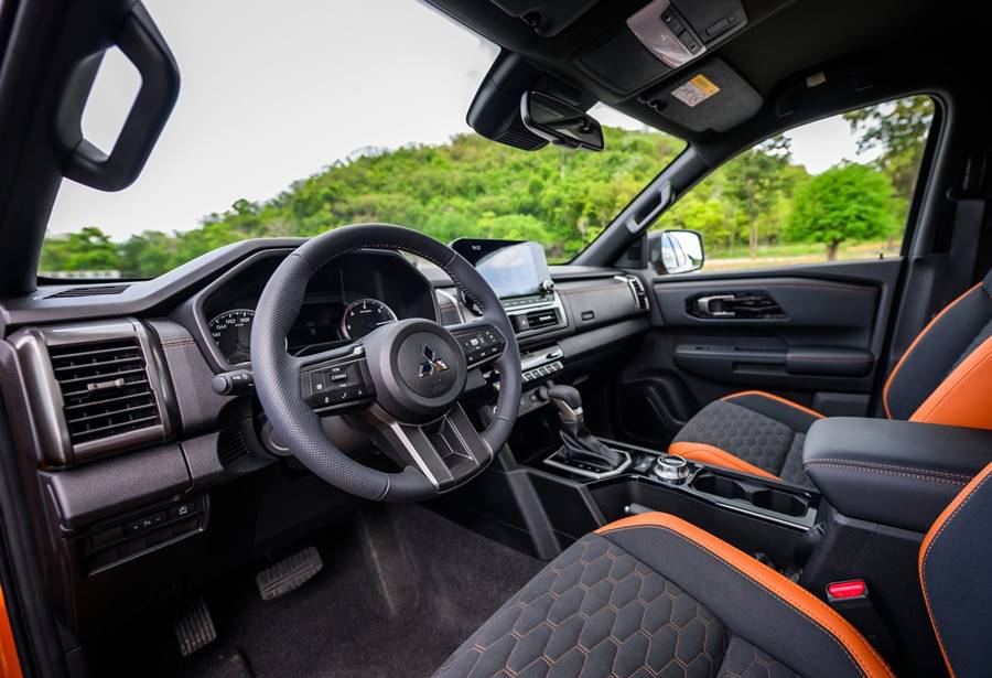 Nova Mitsubishi L200 2025 interior