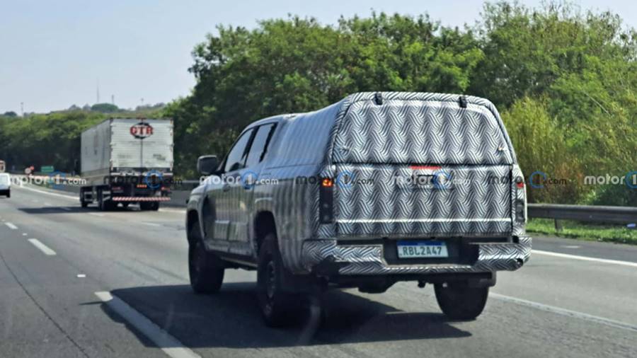 Nova Mitsubishi L200 2026 flagra no Brasil