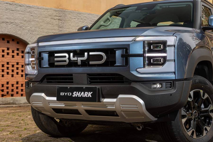 Byd Shark dianteira detalhe faróis