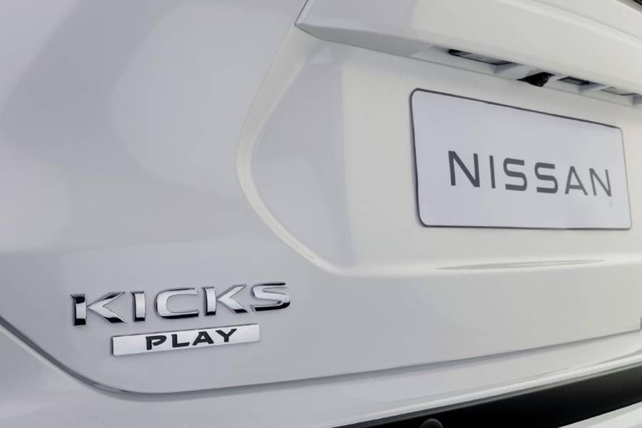 nissan kicks play logo