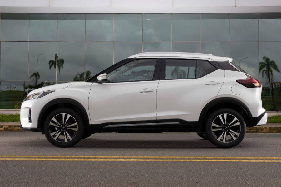 nissan kicks play 2025