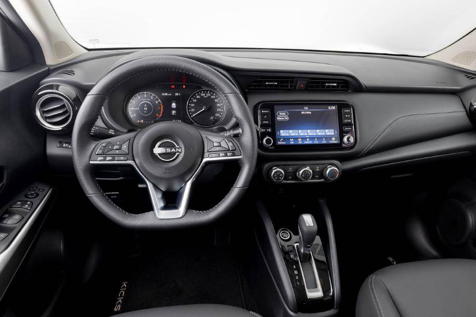 nissan kicks play advance plus interior painel