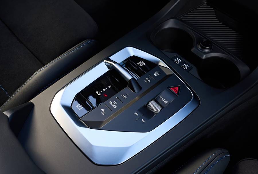 bmw serie 2 gran coupe 2025 detalhe console central e alavanca de câmbio